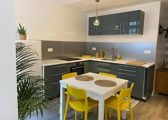 Dole : Studio En Plein Centre, Copropriete Calme