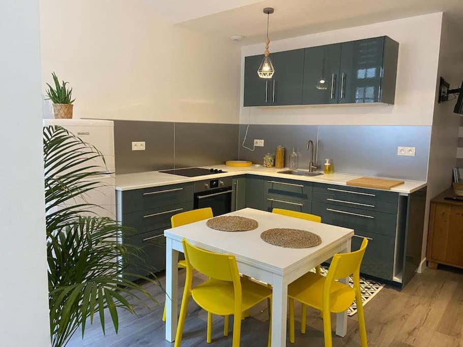 : En Plein Centre, Copropriete Calme Apartment Dole